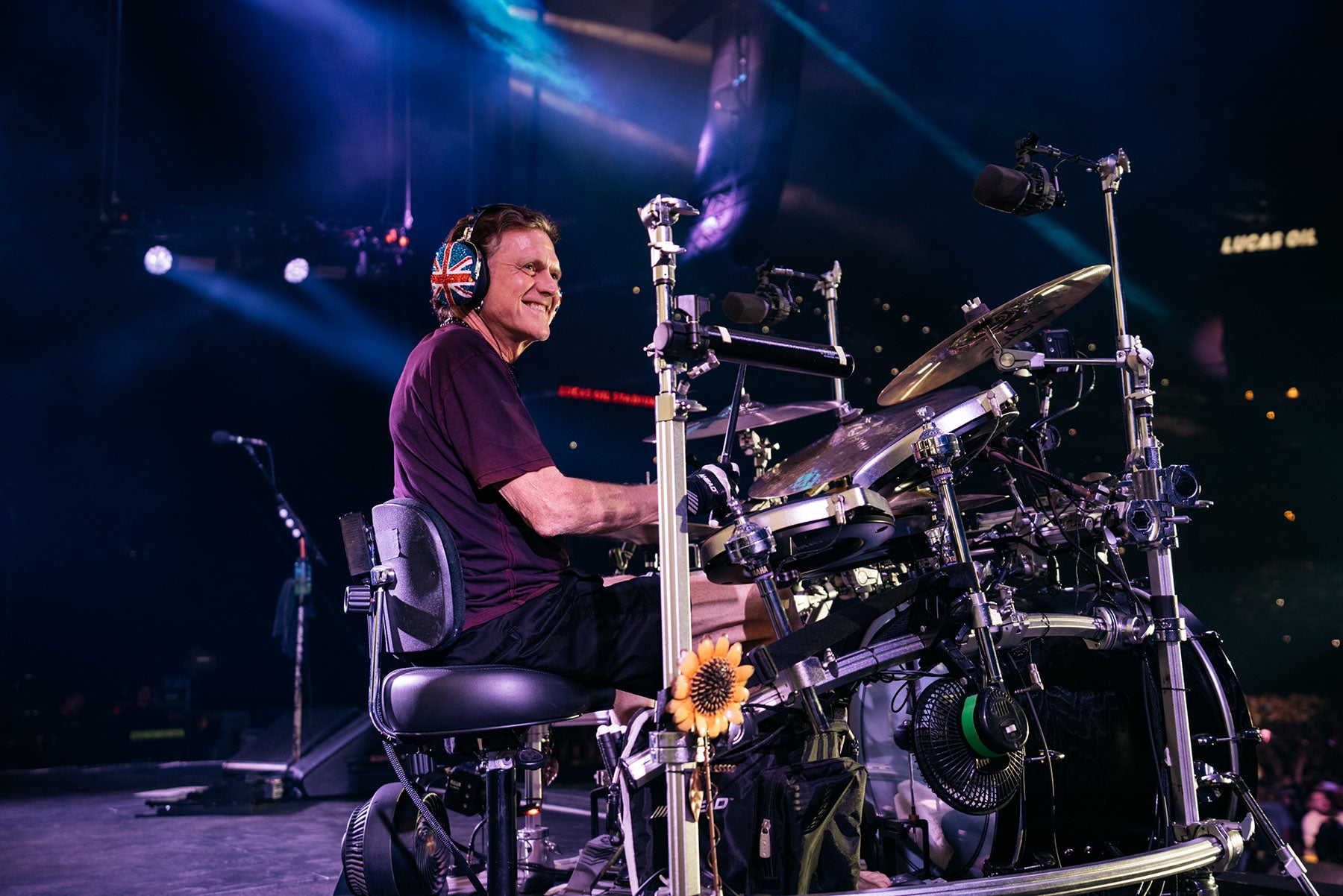Penampilan drummer Def Leppard di panggung